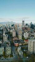 fantastisk antenn se på stadens centrum av vancouver, granville bro och falsk bäck video