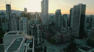 aereo Visualizza di il grattacieli nel centro di vancouver a alba, Canada video