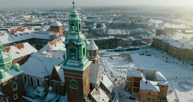 aereo Visualizza di wawel reale castello coperto con neve, Cracovia video