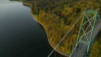 aéreo ver de leones portón puente y Stanley parque a amanecer. Canadá video