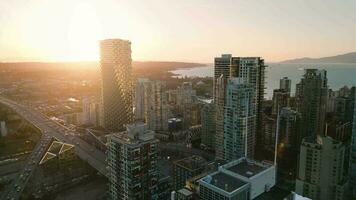 volo lungo il strada fra grattacieli a tramonto. Vancouver, Canada. video