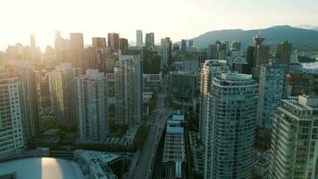 aérien vue de le grattes ciels dans centre ville de Vancouver, Canada video