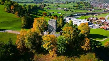 aérien vue de le magnifique Suisse la nature et village dans Suisse video
