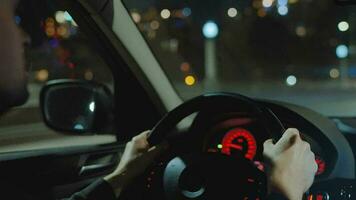 homem dirigindo carro através a ruas do noite cidade. video