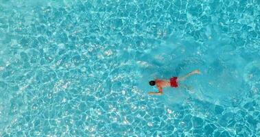 azul agua en el nadando piscina con ligero reflexiones video