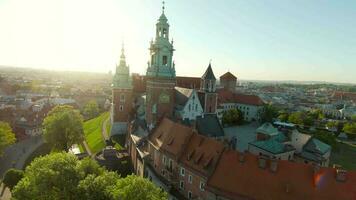 Antenne Aussicht von wawel königlich Schloss und Kathedrale früh Morgen beim Dämmerung. Panorama von das Stadt ist sichtbar im das Hintergrund video