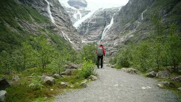 män med ryggsäck på de glaciär spår i de Norge. video