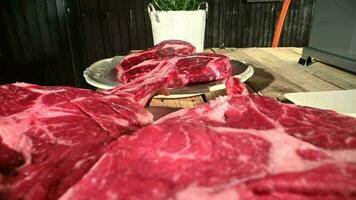 Fresco piezas de carne de vaca carne preparando para un parrilla. comida industria tema. video