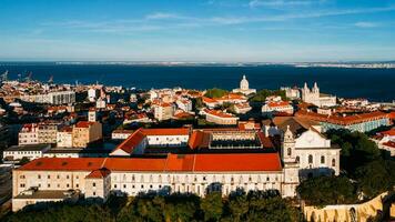 ver de miradouro da graca en Lisboa, Portugal con nacional panteón y tajo en antecedentes foto