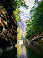 un río en un cañón con un montaña en el fondo, amiakum, nafakum, bandarban bangladesh foto