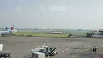 Tangerang, Indonesien im kann 2023. mehrere Flugzeug, nämlich Luft Asien, Löwe Luft und mehrere andere Flugzeug auf das Schürze und Runway von Terminal 2 von Soekarno hatta Flughafen. video