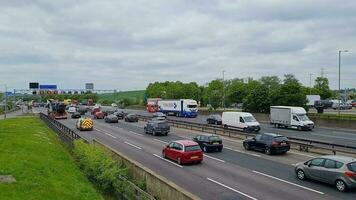 lindo cenas do britânico autoestradas e rodovias com velozes comovente tráfego durante ocupado e pressa horas. a cenas estava capturado a partir de Serviços do m1 junção 12 toddington Inglaterra Reino Unido em 25 de maio de 2023 video