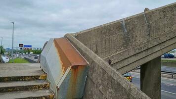 lindo cenas do britânico autoestradas e rodovias com velozes comovente tráfego durante ocupado e pressa horas. a cenas estava capturado a partir de Serviços do m1 junção 12 toddington Inglaterra Reino Unido em 25 de maio de 2023 video