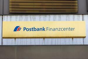 Schwetzingen, Alemania - mayo 28, 2023 un alemán banco con el letras banco postal Finanzas centrar foto
