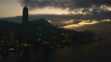 aéreo Visão zangão 4k cenas do moderno arranha-céus dentro hong kong cidade. edifícios dentro hong kong cidade em nascer do sol. video