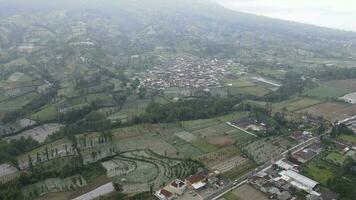 aereo Visualizza di posong villaggio a wonosobo con montagna in giro esso video