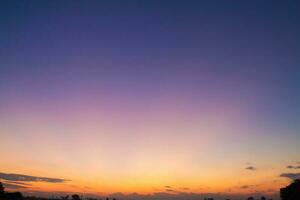 crepúsculo cielo con nube y vistoso puesta de sol naturaleza resumen antecedentes foto