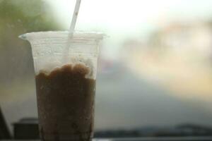 hielo mocacino con el plastico envase con difuminar antecedentes foto