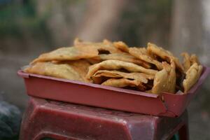 Los buñuelos de tempe se venden al costado del camino, deliciosos para acompañar un viaje. foto