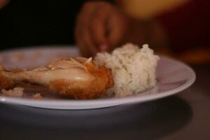 crujiente frito pollo comido en el Mancha para almuerzo. foto