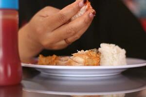 crujiente frito pollo comido en el Mancha para almuerzo. foto