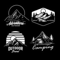 conjunto colección de Clásico aventuras insignia. cámping emblema logo con montaña ilustración en retro hipster estilo. vector