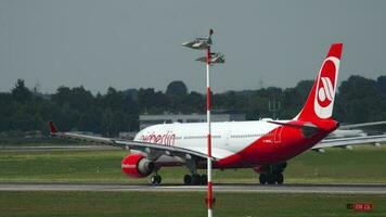 Düsseldorf, Tyskland juli 22, 2017 - airberlin flygbuss 330 d abxb accelerera och rotera. Düsseldorf flygplats, Tyskland video