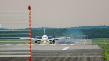 frenagem do avião após o pouso. aeroporto de Düsseldorf, Alemanha video