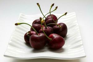 cerezas rojas maduras foto