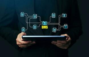 documento administración sistema dms concepto. mano prensado archivo icono virtual pantalla automatización software a archivar y eficientemente gestionar y información con erp. corporativo negocio tecnología. foto