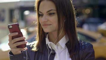 Jeune sur de soi femme en utilisant mobile intelligent téléphone dispositif dans le ville video