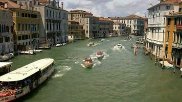 berühmt venezianisch großartig Kanal im hoch Jahreszeit. Venedig, Italien, Europa. video