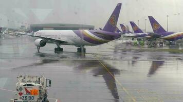 bangkok, tailandia, 11 de noviembre de 2017 - boeing 777 thai airways hs tkd rodando después de aterrizar en el aeropuerto de suvarnabhumi video