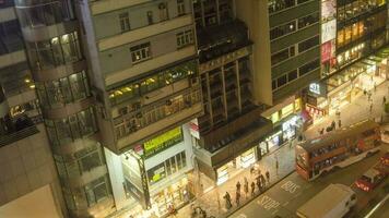 hong Kong november 8, 2019 - top visie van de hong Kong straat. avond beweging van mensen en vervoer Aan de straat van de groot stad van hong Kong video