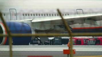 phuket, thailand 29 november 2017 - aeroflot boeing 777 vp bgf taxining före avgång från phuket flygplats. video