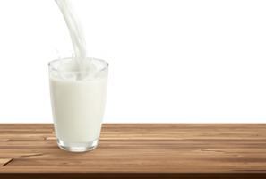 gieten melk in glas Aan houten tafel geïsoleerd PNG transparant