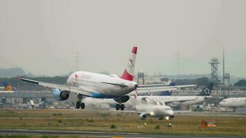 Frankfurt ben hoofd, Duitsland juli 19, 2017 - passagier boeing 777 van oostenrijks luchtvaartmaatschappijen arriveert Bij duitsland Frankfurt Internationale luchthaven video