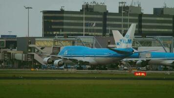 amsterdam, de nederländerna juli 26, 2017 - klm kunglig dutch flygbolag boeing 747 ph bfl taxibilar till de terminal. schiphol hamnplats, amsterdam, holland. turism och resa begrepp video