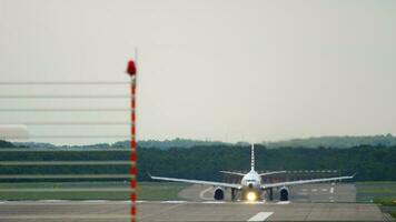 dusseldorf, Germania luglio 22, 2017 - Turco le compagnie aeree airbus a330 nel retrò livrea tc jnc accelerare e ruotare. dusseldorf aeroporto video