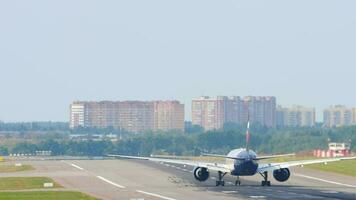 Moscou, russe fédération septembre 13, 2020 - Boeing 777 de aéroflot accélérer avant Départ de sheremetievo international aéroport. video