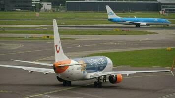 amsterdã, holanda, 29 de julho de 2017 - tuifly boeing 737 c ftoh taxiando antes da partida, aeroporto de shiphol, amsterdã, holanda video