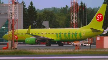 novosibirsk, Rússia Junho 10, 2020 - boeing 737 8lp do s7 companhias aéreas, vq bmg às a terminal do tolmachevo aeroporto, novosibirsk video