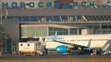 novosibirsk, ruso federación mayo 10, 2021 - pobeda aerolíneas embarque pasajeros para un vuelo a tolmachevo aeropuerto, novosibirsk. pobeda ruso bajo costo aerolínea video