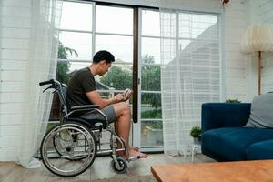 un discapacitado hombre sentado en un silla de ruedas es decepcionado y desesperado a sanar después coche accidente. concepto de descuidado conduciendo, seguro y mental salud cuidado después el accidente foto