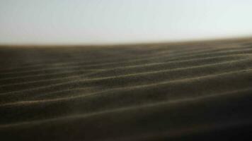 lent mouvement le sable soufflant dans milieu est désert video