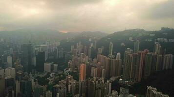 aéreo Visão zangão 4k cenas do moderno arranha-céus dentro hong kong cidade. edifícios dentro hong kong cidade em nascer do sol. video