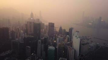 antenne visie dar 4k beeldmateriaal van modern wolkenkrabbers in hong Kong stad. gebouwen in hong Kong stad Aan zonsopkomst. video