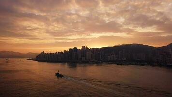 antenne visie dar 4k beeldmateriaal van modern wolkenkrabbers in hong Kong stad. gebouwen in hong Kong stad Aan zonsopkomst. video