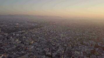 aéreo ver 4k vídeo por zumbido de ciudad udaipur, rajastán, India en amanecer video