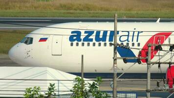 Phuket, Tailandia dicembre 2, 2018 - passeggeri aereo di Azur aria rullaggio per il terminale a Phuket internazionale aeroporto hkt. turismo e viaggio concetto. Aperto e chiuso frontiere video